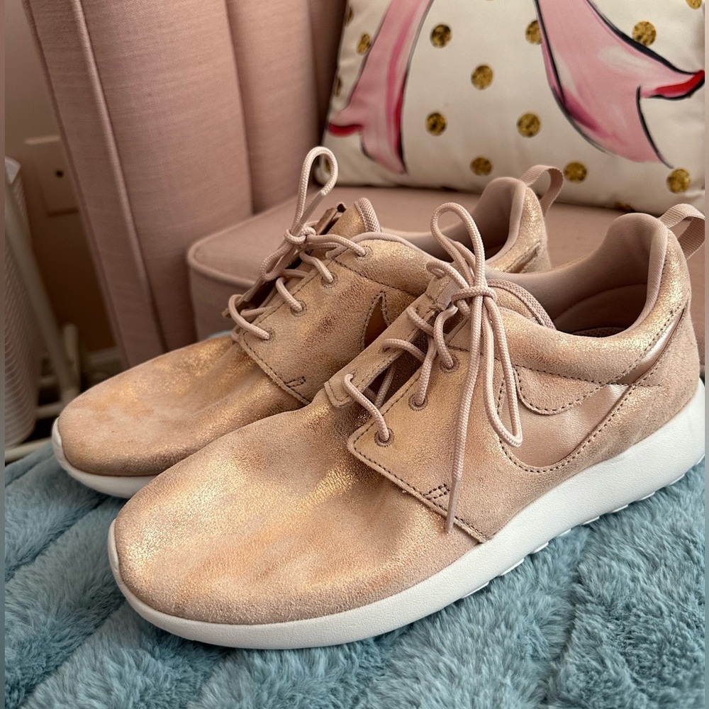 NWOT - Size 9 - Rose Gold Nike Sneakers